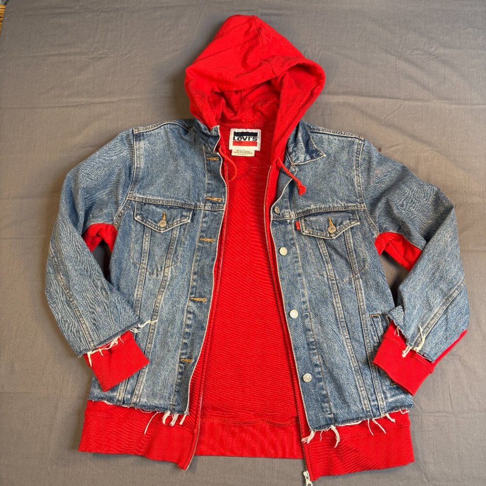 Share Levi's Women's Ex-Boyfriend Hybrid Hooded Trucker Jacket.